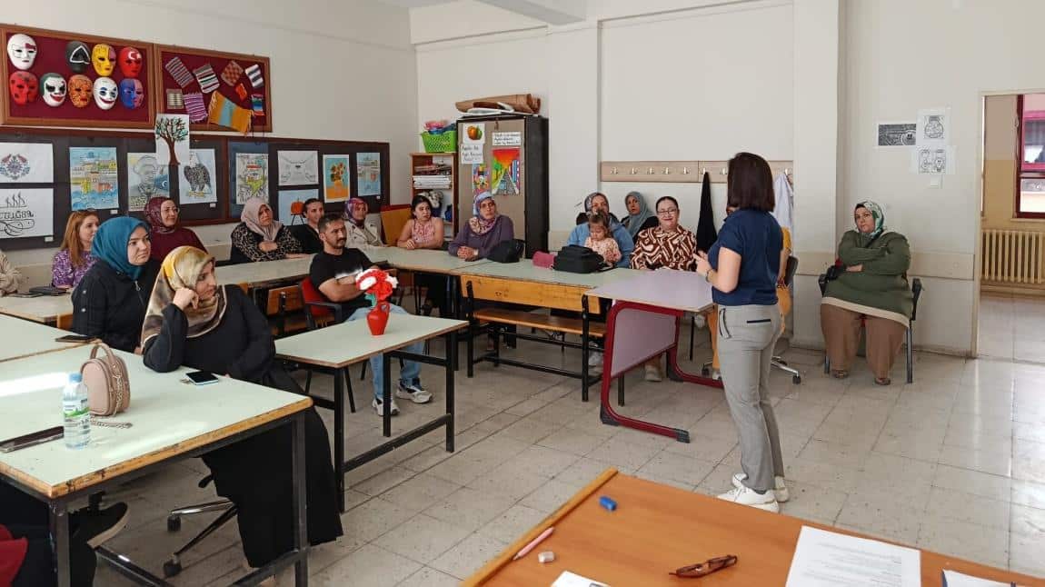 AİLEMİZ GELECEĞİMİZDİR.